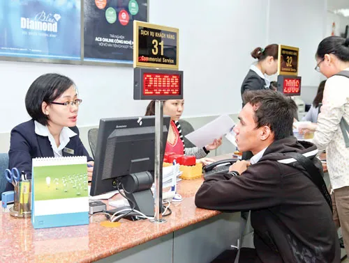 Khách hàng giao dịch tại ACB. Ảnh: LONG THANH Khách hàng giao dịch tại ACB. Ảnh: LONG THANH