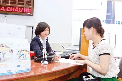 Khách hàng giao dịch tại ACB. Ảnh: LONG THANH