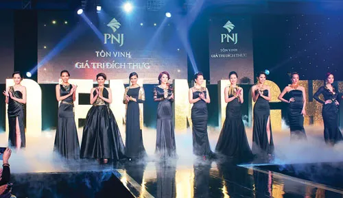 PNJ gắn kết và thăng hoa vẻ đẹp của nữ trang với vẻ đẹp của người phụ nữ Việt qua màn trình diễn tuyệt tác trang sức "Dòng Chảy Vàng" tại sự kiện Golden Night.