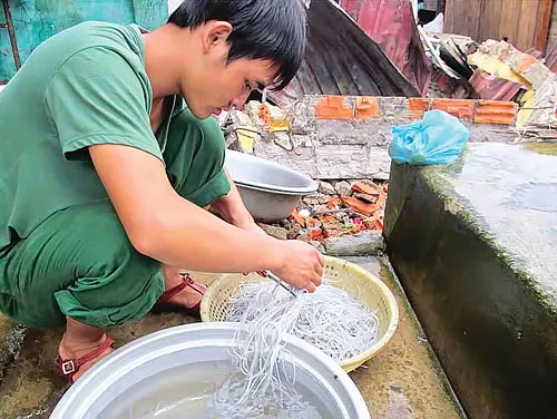 Những công trình dân sinh trên đảo. Tàu chở hàng từ đất liền cập âu thuyền đảo Cồn Cỏ. Vườn ươm cây giống bản địa phục vụ việc tái thiết mảng xanh trên đảo Cồn Cỏ. Thi công nâng cấp âu thuyền trên đảo. Bảo dưỡng tấm pin mặt trời lắp cho đèn hải đăng trên đảo Cồn Cỏ. Người lính vui đùa với con cua đá, con vật đặc trưng của đảo Cồn Cỏ. Tuần tra trên đảo. Lính đảo chuẩn bị bữa trưa. Bộ đội vận chuyển quà từ đất liền gửi ra cho các hộ dân trên đảo.