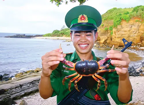 Những công trình dân sinh trên đảo. Tàu chở hàng từ đất liền cập âu thuyền đảo Cồn Cỏ. Vườn ươm cây giống bản địa phục vụ việc tái thiết mảng xanh trên đảo Cồn Cỏ. Thi công nâng cấp âu thuyền trên đảo. Bảo dưỡng tấm pin mặt trời lắp cho đèn hải đăng trên đảo Cồn Cỏ. Người lính vui đùa với con cua đá, con vật đặc trưng của đảo Cồn Cỏ. Tuần tra trên đảo. Lính đảo chuẩn bị bữa trưa. Bộ đội vận chuyển quà từ đất liền gửi ra cho các hộ dân trên đảo.