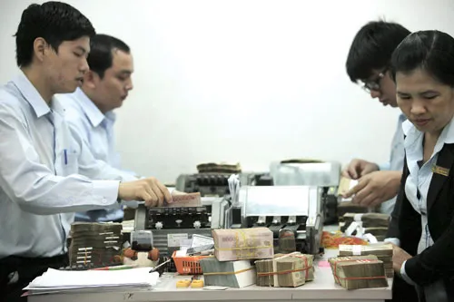Nhiều NH đang đau đầu khi nguồn vốn huy động bị rút ra gửi NH khác. Ảnh: LÃ ANH