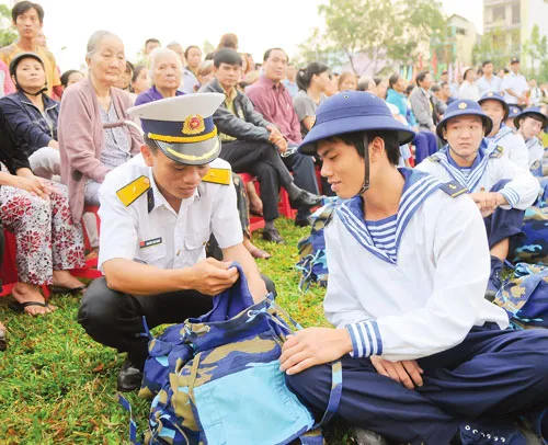 Phó Bí thư Thường trực Thành ủy TPHCM Nguyễn Văn Đua động viên các chiến sĩ mới hoàn thành xuất sắc nhiệm vụ. Sĩ quan Hải quân hướng dẫn chiến sĩ mới bỏ đồ vào ba lô gọn gàng. Nụ cười của chiến sĩ mới chia tay người thân lên đường tòng quân. Chiến sĩ mới của Lữ đoàn thông tin 23 sẵn sàng nhận nhiệm vụ. Cùng gia đình trong ngày tòng quân. Quyết tâm hoàn thành nhiệm vụ Nỗi hân hoan người lính trẻ. Nụ cười chiến sĩ tạm biệt người thân lên đường nhập ngũ.