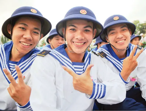 Phó Bí thư Thường trực Thành ủy TPHCM Nguyễn Văn Đua động viên các chiến sĩ mới hoàn thành xuất sắc nhiệm vụ. Sĩ quan Hải quân hướng dẫn chiến sĩ mới bỏ đồ vào ba lô gọn gàng. Nụ cười của chiến sĩ mới chia tay người thân lên đường tòng quân. Chiến sĩ mới của Lữ đoàn thông tin 23 sẵn sàng nhận nhiệm vụ. Cùng gia đình trong ngày tòng quân. Quyết tâm hoàn thành nhiệm vụ Nỗi hân hoan người lính trẻ. Nụ cười chiến sĩ tạm biệt người thân lên đường nhập ngũ.