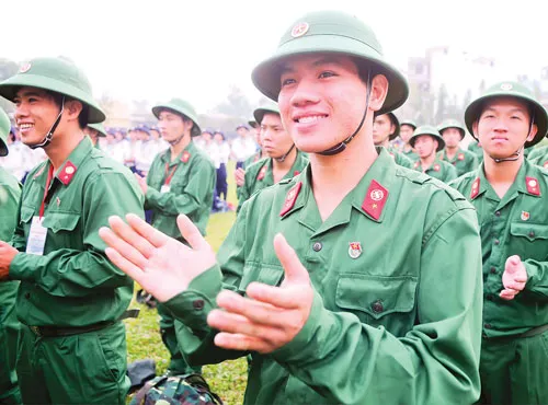 Phó Bí thư Thường trực Thành ủy TPHCM Nguyễn Văn Đua động viên các chiến sĩ mới hoàn thành xuất sắc nhiệm vụ. Sĩ quan Hải quân hướng dẫn chiến sĩ mới bỏ đồ vào ba lô gọn gàng. Nụ cười của chiến sĩ mới chia tay người thân lên đường tòng quân. Chiến sĩ mới của Lữ đoàn thông tin 23 sẵn sàng nhận nhiệm vụ. Cùng gia đình trong ngày tòng quân. Quyết tâm hoàn thành nhiệm vụ Nỗi hân hoan người lính trẻ. Nụ cười chiến sĩ tạm biệt người thân lên đường nhập ngũ.