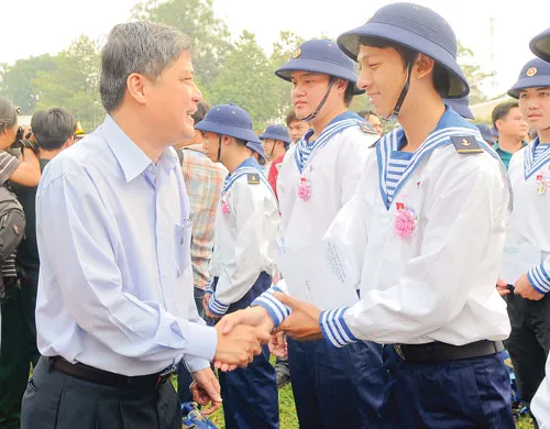 Phó Bí thư Thường trực Thành ủy TPHCM Nguyễn Văn Đua động viên các chiến sĩ mới hoàn thành xuất sắc nhiệm vụ. Sĩ quan Hải quân hướng dẫn chiến sĩ mới bỏ đồ vào ba lô gọn gàng. Nụ cười của chiến sĩ mới chia tay người thân lên đường tòng quân. Chiến sĩ mới của Lữ đoàn thông tin 23 sẵn sàng nhận nhiệm vụ. Cùng gia đình trong ngày tòng quân. Quyết tâm hoàn thành nhiệm vụ Nỗi hân hoan người lính trẻ. Nụ cười chiến sĩ tạm biệt người thân lên đường nhập ngũ.