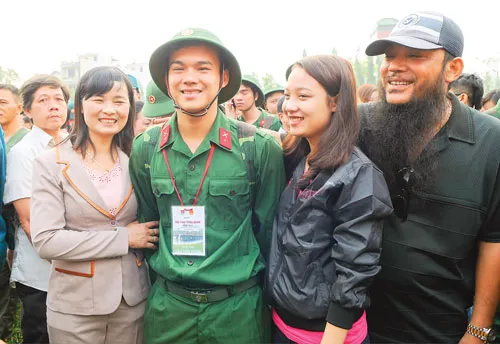 Phó Bí thư Thường trực Thành ủy TPHCM Nguyễn Văn Đua động viên các chiến sĩ mới hoàn thành xuất sắc nhiệm vụ. Sĩ quan Hải quân hướng dẫn chiến sĩ mới bỏ đồ vào ba lô gọn gàng. Nụ cười của chiến sĩ mới chia tay người thân lên đường tòng quân. Chiến sĩ mới của Lữ đoàn thông tin 23 sẵn sàng nhận nhiệm vụ. Cùng gia đình trong ngày tòng quân. Quyết tâm hoàn thành nhiệm vụ Nỗi hân hoan người lính trẻ. Nụ cười chiến sĩ tạm biệt người thân lên đường nhập ngũ.