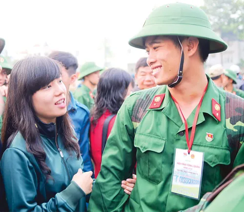 Phó Bí thư Thường trực Thành ủy TPHCM Nguyễn Văn Đua động viên các chiến sĩ mới hoàn thành xuất sắc nhiệm vụ. Sĩ quan Hải quân hướng dẫn chiến sĩ mới bỏ đồ vào ba lô gọn gàng. Nụ cười của chiến sĩ mới chia tay người thân lên đường tòng quân. Chiến sĩ mới của Lữ đoàn thông tin 23 sẵn sàng nhận nhiệm vụ. Cùng gia đình trong ngày tòng quân. Quyết tâm hoàn thành nhiệm vụ Nỗi hân hoan người lính trẻ. Nụ cười chiến sĩ tạm biệt người thân lên đường nhập ngũ.