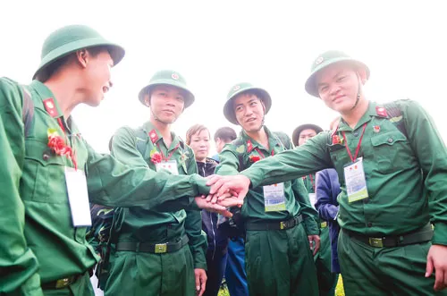 Phó Bí thư Thường trực Thành ủy TPHCM Nguyễn Văn Đua động viên các chiến sĩ mới hoàn thành xuất sắc nhiệm vụ. Sĩ quan Hải quân hướng dẫn chiến sĩ mới bỏ đồ vào ba lô gọn gàng. Nụ cười của chiến sĩ mới chia tay người thân lên đường tòng quân. Chiến sĩ mới của Lữ đoàn thông tin 23 sẵn sàng nhận nhiệm vụ. Cùng gia đình trong ngày tòng quân. Quyết tâm hoàn thành nhiệm vụ Nỗi hân hoan người lính trẻ. Nụ cười chiến sĩ tạm biệt người thân lên đường nhập ngũ.