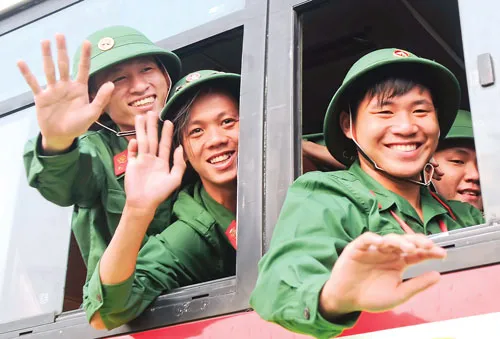 Phó Bí thư Thường trực Thành ủy TPHCM Nguyễn Văn Đua động viên các chiến sĩ mới hoàn thành xuất sắc nhiệm vụ. Sĩ quan Hải quân hướng dẫn chiến sĩ mới bỏ đồ vào ba lô gọn gàng. Nụ cười của chiến sĩ mới chia tay người thân lên đường tòng quân. Chiến sĩ mới của Lữ đoàn thông tin 23 sẵn sàng nhận nhiệm vụ. Cùng gia đình trong ngày tòng quân. Quyết tâm hoàn thành nhiệm vụ Nỗi hân hoan người lính trẻ. Nụ cười chiến sĩ tạm biệt người thân lên đường nhập ngũ.