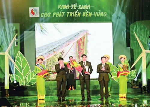 Ông Trần Tam, Chủ tịch HĐQT Phúc Khang (giữa), nhận giải thưởng “Top 10 Doanh nghiệp xuất sắc phát triển kinh tế xanh bền vững” do ông Nguyễn Thế Kỷ, Phó Trưởng ban Tuyên giáo TW và ông Trần Hồng Hà, Thứ trưởng Bộ TN-MT trao tặng.