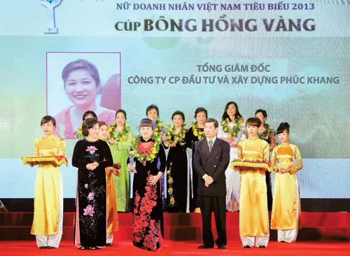 Bà Nguyễn Thị Kim Ngân, Ủy viên Bộ Chính trị, Phó Chủ tịch Quốc hội, trao Cúp Bông Hồng vàng cho bà Lưu Thị Thanh Mẫu, Tổng giám đốc Phúc Khang.