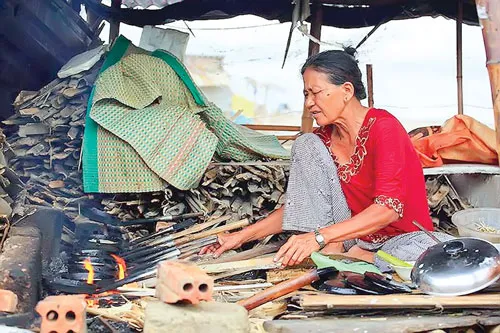 Lễ tôn vinh những nàng dâu họ Lương. Mót củi đun nấu hạn chế chi phí chất đốt. Nấu rượu gạo Thủy Dương - nghề thủ công địa phương. Mò cua bắt cá giữa đầm phá Tam Giang khi chiều muộn. Niềm vui được mùa. Mưu sinh bên bến sông. Làm bánh xèo cá kình - món ăn dân dã ở Huế. Những người phụ nữ góp phần làm sạch đẹp TP Huế. Lam lũ miền quê nghèo.