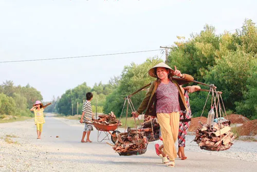 Lễ tôn vinh những nàng dâu họ Lương. Mót củi đun nấu hạn chế chi phí chất đốt. Nấu rượu gạo Thủy Dương - nghề thủ công địa phương. Mò cua bắt cá giữa đầm phá Tam Giang khi chiều muộn. Niềm vui được mùa. Mưu sinh bên bến sông. Làm bánh xèo cá kình - món ăn dân dã ở Huế. Những người phụ nữ góp phần làm sạch đẹp TP Huế. Lam lũ miền quê nghèo.