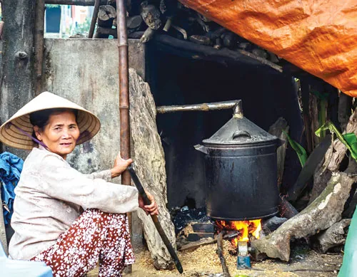 Lễ tôn vinh những nàng dâu họ Lương. Mót củi đun nấu hạn chế chi phí chất đốt. Nấu rượu gạo Thủy Dương - nghề thủ công địa phương. Mò cua bắt cá giữa đầm phá Tam Giang khi chiều muộn. Niềm vui được mùa. Mưu sinh bên bến sông. Làm bánh xèo cá kình - món ăn dân dã ở Huế. Những người phụ nữ góp phần làm sạch đẹp TP Huế. Lam lũ miền quê nghèo.