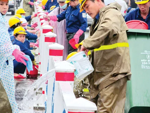 Lễ tôn vinh những nàng dâu họ Lương. Mót củi đun nấu hạn chế chi phí chất đốt. Nấu rượu gạo Thủy Dương - nghề thủ công địa phương. Mò cua bắt cá giữa đầm phá Tam Giang khi chiều muộn. Niềm vui được mùa. Mưu sinh bên bến sông. Làm bánh xèo cá kình - món ăn dân dã ở Huế. Những người phụ nữ góp phần làm sạch đẹp TP Huế. Lam lũ miền quê nghèo.