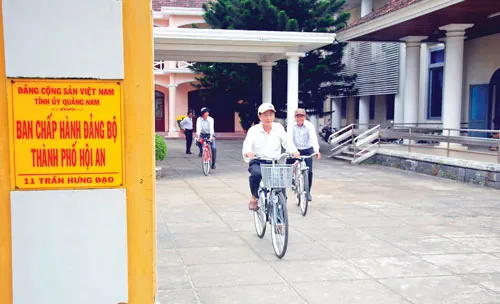 Xe đạp hiện diện trong Chùa Cầu cổ kính. Đoàn khách du lịch thích thú đạp xe bên bờ ruộng lúa xanh mướt. Du khách nước ngoài đạp xe thong dong ngắm cảnh. Những cây cầu gỗ, biểu tượng kiến trúc của đô thị cổ Hội An gần gũi, mộc mạc hơn bên những vòng quay xe đạp. Các bạn trẻ câu lạc bộ Phillips lựa chọn phương tiện xe đạp để tham quan phố cổ Hội An. Công chức Hội An đi làm bằng xe đạp. Thanh bình phố cổ. Dịch vụ cho thuê xe đạp ở Hội An.