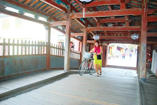 Xe đạp hiện diện trong Chùa Cầu cổ kính. Đoàn khách du lịch thích thú đạp xe bên bờ ruộng lúa xanh mướt. Du khách nước ngoài đạp xe thong dong ngắm cảnh. Những cây cầu gỗ, biểu tượng kiến trúc của đô thị cổ Hội An gần gũi, mộc mạc hơn bên những vòng quay xe đạp. Các bạn trẻ câu lạc bộ Phillips lựa chọn phương tiện xe đạp để tham quan phố cổ Hội An. Công chức Hội An đi làm bằng xe đạp. Thanh bình phố cổ. Dịch vụ cho thuê xe đạp ở Hội An.