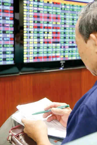 NĐT mất niềm tin với nhiều doanh nghiệp niêm yết. Ảnh: LÃ ANH