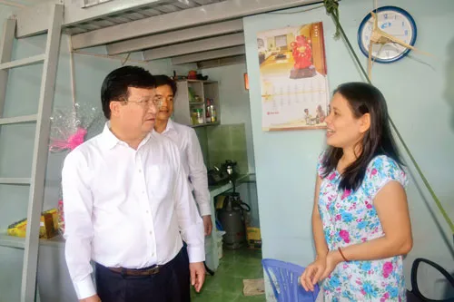 Bộ trưởng Trịnh Đình Dũng thăm hỏi công nhân đang ở trọ tại phường Linh Trung, quận Thủ Đức. Ảnh: M.Tuấn