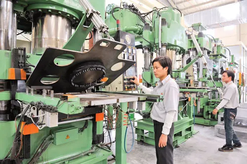 Chuẩn bị cho AEC, DN cần đầu tư máy móc hiện đại để tăng năng lực cạnh tranh. Ảnh: VIỆT DŨNG Chuẩn bị cho AEC, DN cần đầu tư máy móc hiện đại để tăng năng lực cạnh tranh. Ảnh: VIỆT DŨNG