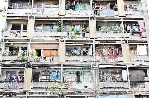 Chung cư 727 Trần Hưng Đạo có nguy cơ sụp đổ cao. Ảnh: MINH TUẤN Chung cư 727 Trần Hưng Đạo có nguy cơ sụp đổ cao. Ảnh: MINH TUẤN