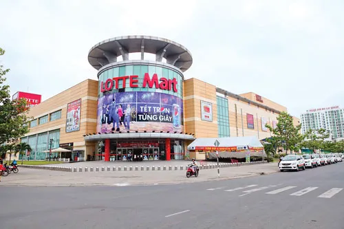 Đưa hàng hóa vào siêu thị ngoại xem như DN đã chen một phần vào thị trường nước ngoài. Ảnh: L.THANH Đưa hàng hóa vào siêu thị ngoại xem như DN đã chen một phần vào thị trường nước ngoài. Ảnh: L.THANH