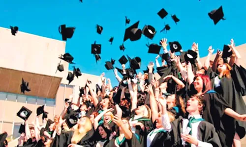 Đạo luật Cải tổ giáo dục của Anh đã tạo ra một nền giáo dục bán tư nhân trên diện rộng.