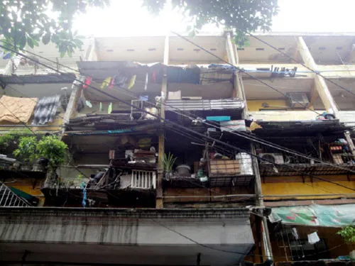 Những “ba lô” trên tòa nhà C8 Giảng Võ này có thể sập bất cứ lúc nào. Ảnh: H.Trâm