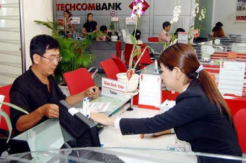 Tư vấn cho khách hàng vay vốn. Ảnh: LONG THANH Tư vấn cho khách hàng vay vốn. Ảnh: LONG THANH