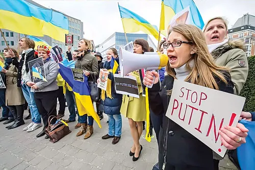 Người biểu tình phản đối Nga bên ngoài một cuộc họp của châu Âu ở Brussels.