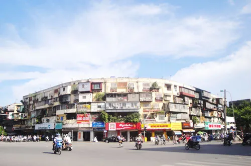 Hàng ngàn chung cư cũ nát của Hà Nội vẫn yên vị bên cạnh những tòa cao ốc hiện đại.