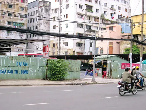 Dự án cao ốc Đại Thế Giới sau nhiều năm hiện nay vẫn là một bãi giữ xe. Ảnh: Tr.Giang