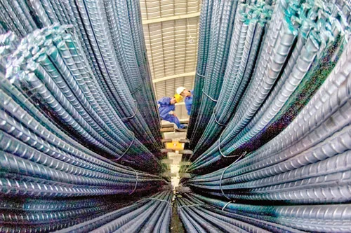 Mặt bằng sắt thép đã nhích lên do giá điện, xăng tăng. Ảnh: LONG THANH