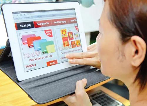Chọn mua hàng qua internet. Ảnh: Kim Ngân