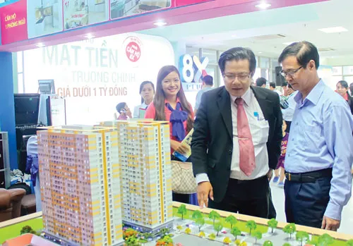 Ông Nguyễn Mạnh Hà (bìa phải), Cục trưởng Cục Quản lý nhà ở và thị trường BĐS (Bộ Xây dựng), tham quan dự án Hưng Ngân Garden. Ông Nguyễn Mạnh Hà (bìa phải), Cục trưởng Cục Quản lý nhà ở và thị trường BĐS (Bộ Xây dựng), tham quan dự án Hưng Ngân Garden.