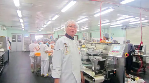 Ông Kao Siêu Lực tại một xưởng làm bánh tươi.