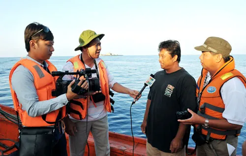 Phóng viên tác nghiệp tại Trường Sa. Ảnh: VIỆT DŨNG