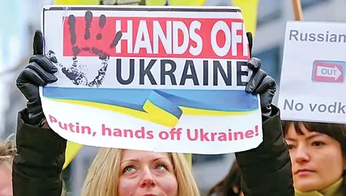 Người biểu tình giơ biểu ngữ kêu gọi ông Putin rút tay ra khỏi Ukraine. Người biểu tình giơ biểu ngữ kêu gọi ông Putin rút tay ra khỏi Ukraine.