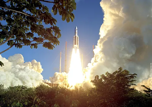 Ariane-5 được phóng vào không trung.