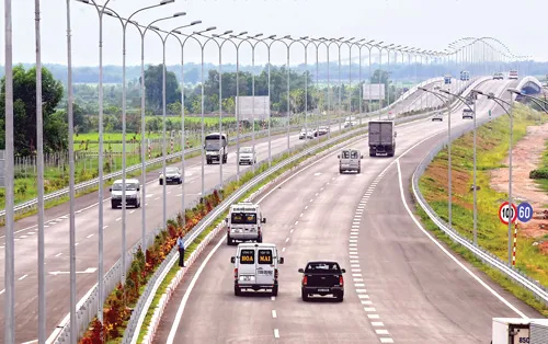 Tái cơ cấu đầu tư công mới giải quyết phần ngọn (trong ảnh: cao tốc TPHCM-Long Thành-Dầu Giây). Ảnh: CAO THĂNG