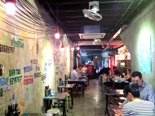 Bên trong nhà hàng Mrs Phở tại Singapore.