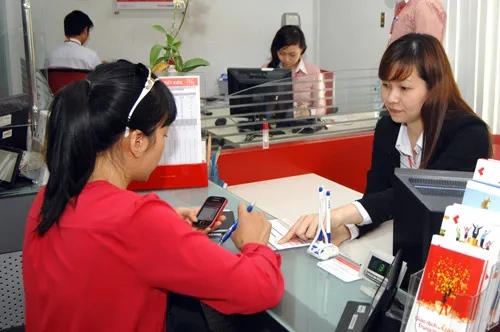 Tư vấn cho khách hàng vay vốn. Ảnh: LONG THANH Tư vấn cho khách hàng vay vốn. Ảnh: LONG THANH