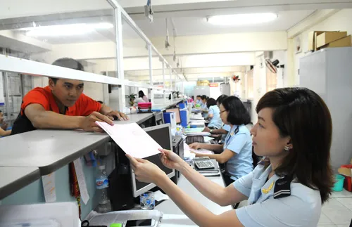 DN làm thủ tục thuế tại Hải quan TPHCM. Ảnh: CAO THĂNG