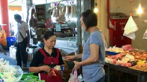 Bà Chen Shu-chu tại quầy bán rau.