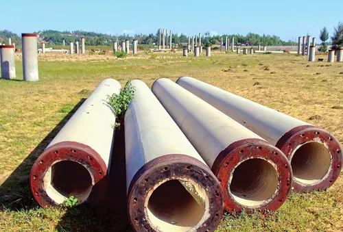 Dự án thép Quảng Liên hiện vẫn chỉ là bãi đất trống với những cọc bê tông hoen gỉ. Ảnh: HÀ MINH