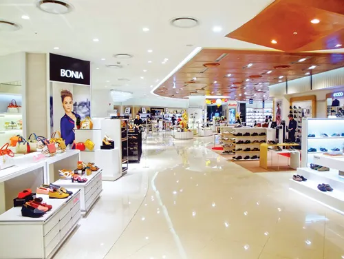 Lotte được xây dựng hoành tráng nhưng vắng khách vào ra. Ảnh: H.TRÂM