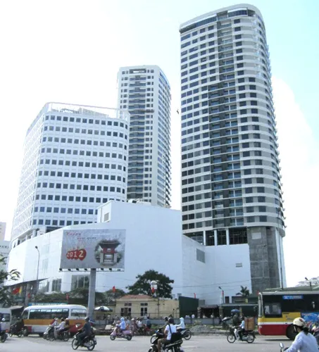 Indochina Plaza nằm trên trục đường có 3 TTTM liền kề.