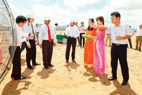 Các nhà đầu tư tại lễ khởi công Nhà máy Sản xuất hợp chất Zirconium.Ảnh: Long Thanh