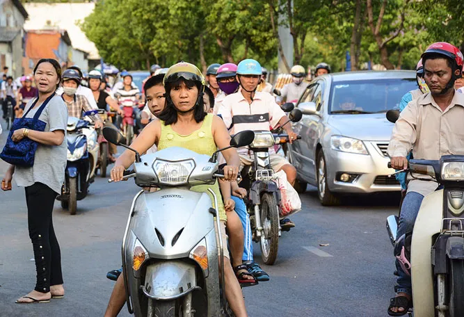 Học sinh đi xe đạp điện không đội mũ bảo hiểm cũng sẽ bị xử phạt. Các trường hợp không mang theo giấy tờ xe hoặc giấy tờ liên quan sẽ bị lập biên bản xử phạt ngay tại chỗ Cảnh sát sẽ tiến hành kiểm tra giấy tờ xe và giấy phép lái xe đối với phụ huynh điều khiển xe và không đội mũ hoặc đội mũ cho con không đúng quy định. Nhiều trường hợp đội mũ những vẫn không gài quai theo đúng quy định. Một phụ huynh đón con chở ba, không đội nón chạy vượt qua chốt lực lượng chức năng khi bị thổi còi yêu cầu dừng xe. Học sinh đi xe đạp điện không đội mũ bảo hiểm cũng sẽ bị xử phạt. Các trường hợp không mang theo giấy tờ xe hoặc giấy tờ liên quan sẽ bị lập biên bản xử phạt ngay tại chỗ Cảnh sát sẽ tiến hành kiểm tra giấy tờ xe và giấy phép lái xe đối với phụ huynh điều khiển xe và không đội mũ hoặc đội mũ cho con không đúng quy định. Nhiều trường hợp đội mũ những vẫn không gài quai theo đúng quy định. Một phụ huynh đón con chở ba, không đội nón chạy vượt qua chốt lực lượng chức năng khi bị thổi còi yêu cầu dừng xe.